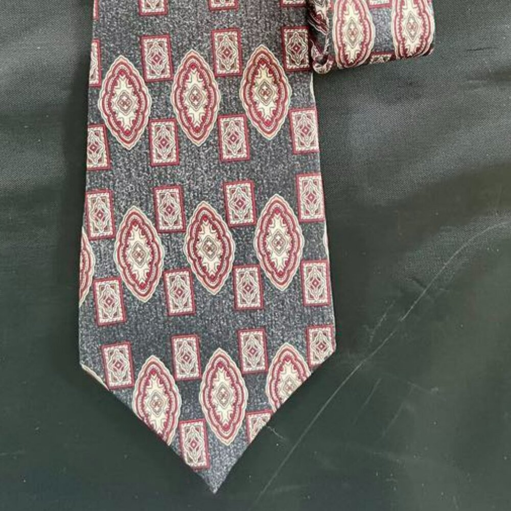 Men’s Arrow 100% Silk Tie – Charcoal Gray with Tan, Cream & Burgundy Medallions